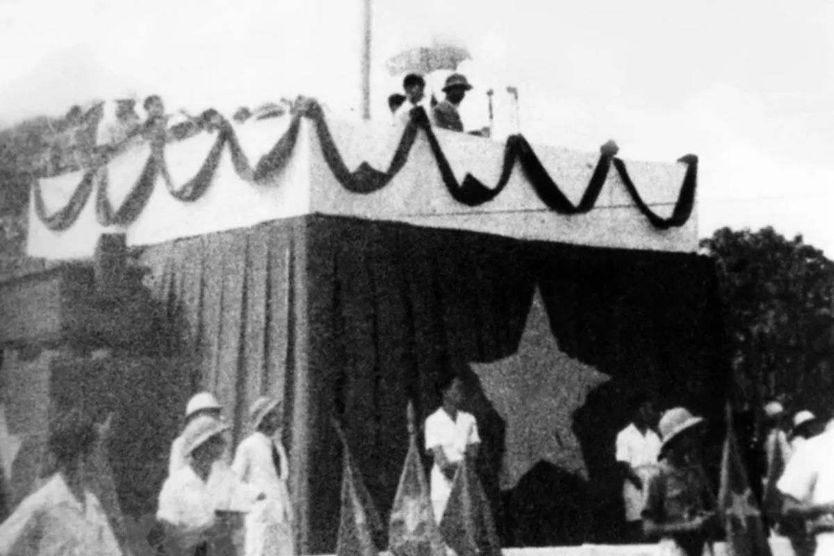 Ngày 291945, tại Quảng trường Ba Đình, Chủ tịch Hồ Chí Minh đọc Tuyên ngôn Độc lập, khai sinh nước Việt Nam Dân chủ Cộng hòa.