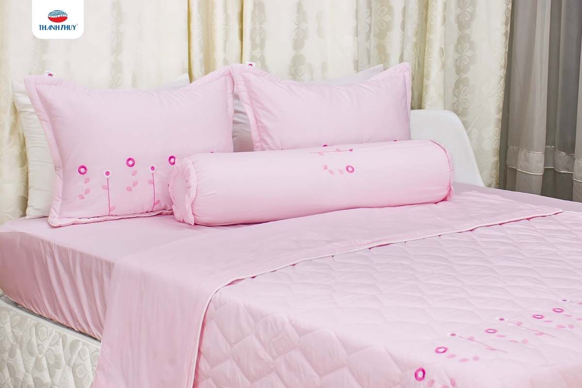 Chăn Ga Gối Đệm Trong Mùa Cưới – Bí Quyết Hoàn Thiện Không Gian Tân Hôn Sang Trọng Và Ấm Áp 13 Cảm giác ấm áp của gia đình, được thể hiện trên bộ chăn ga gối Thêu Chân này
