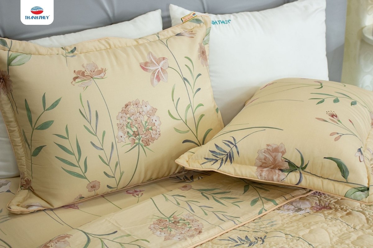 Chăn Ga Gối Đệm Tết Dương Lịch – Khởi Đầu Năm Mới Từ Một Giấc Ngủ Trọn Vẹn 8 Bộ chăn ga gối Lụa Tơ Tằm màu vàng đón Tết ấm áp