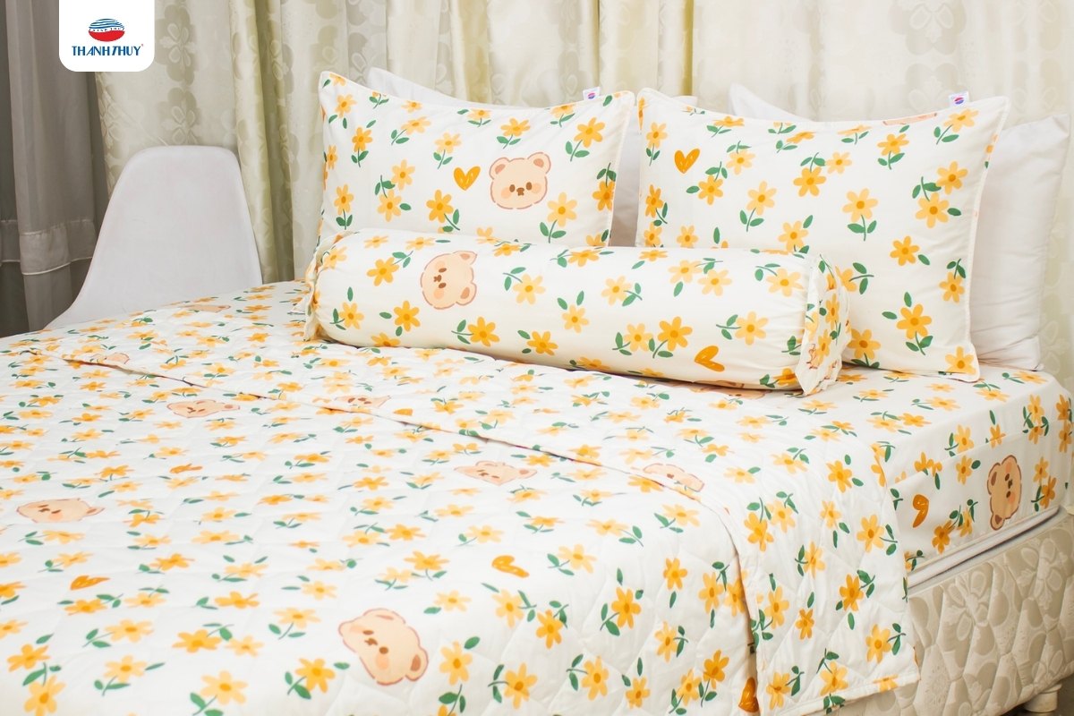 Chăn Ga Gối Đệm Tết Dương Lịch – Khởi Đầu Năm Mới Từ Một Giấc Ngủ Trọn Vẹn 9 Sắc vàng của bộ chăn ga gối Microfiber Chevery mang đến sự tích cực