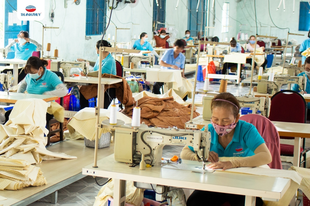 Chăn Ga Khách Sạn 4 Sao: Vì Sao Chất Liệu Quyết Định Chất Lượng Giấc Ngủ? 17 Đội ngủ may mặt đông đảo của Chăn Ra Thanh Thủy