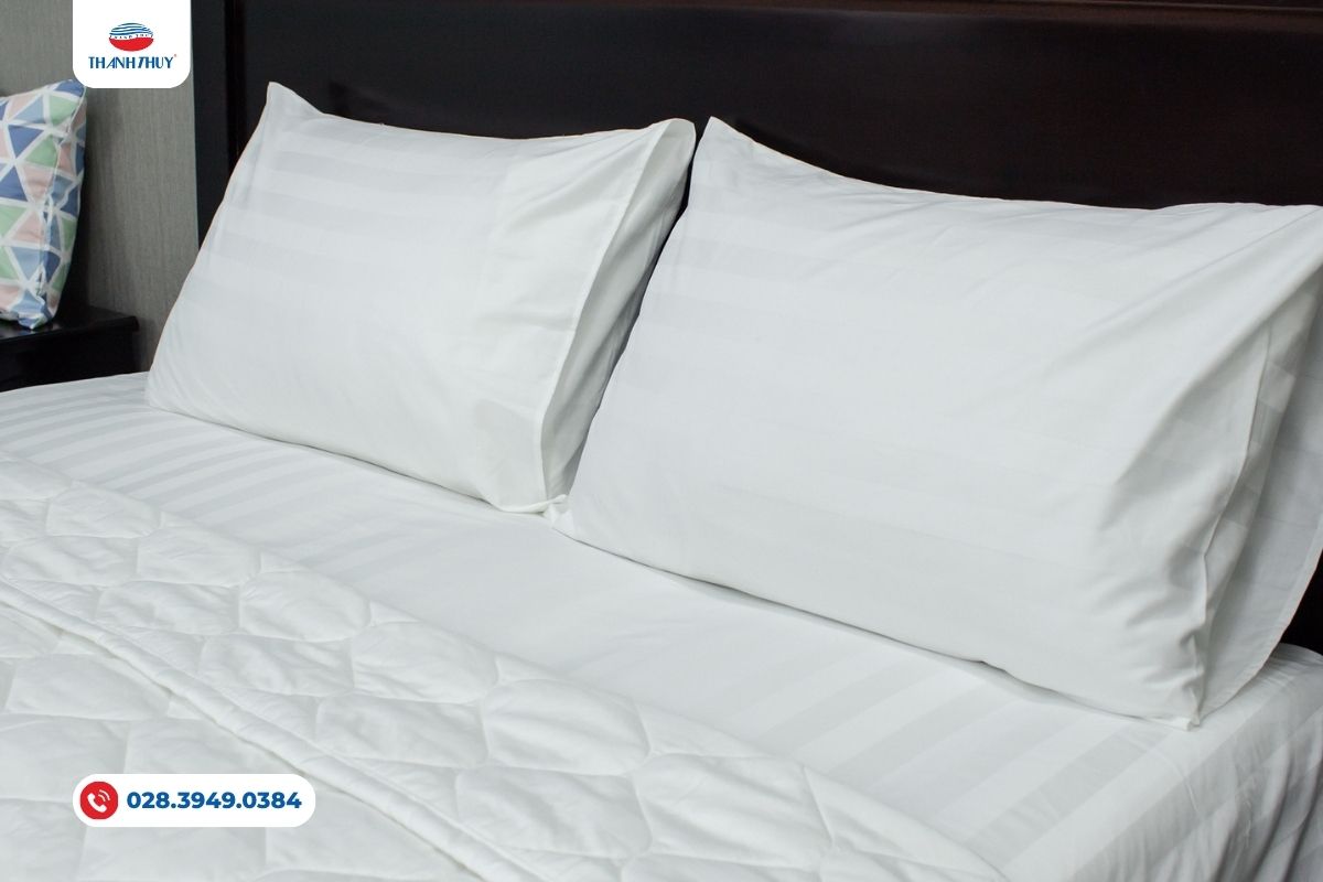 Chăn Ga Gối Đệm Khách Sạn 1 Sao - Bền, Dễ Giặt, Phù Hợp Mô Hình Lưu Trú Cơ Bản 10 Bề mặt vải microfiber ít nhăn và dễ dàng bảo quản