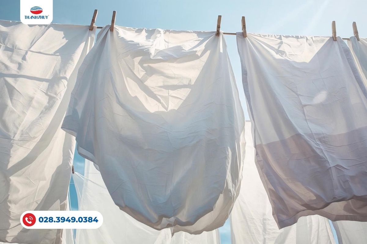 Tuyệt Chiêu Giặt Ruột Gối Trắng Tinh Như Mới Chỉ Với 3 Nguyên Liệu Có Sẵn Trong Bếp. 16 Phơi chăn ga gối dưới ánh nắng mặt trời nhẹ, để vi khuẩn bị tiêu diệt