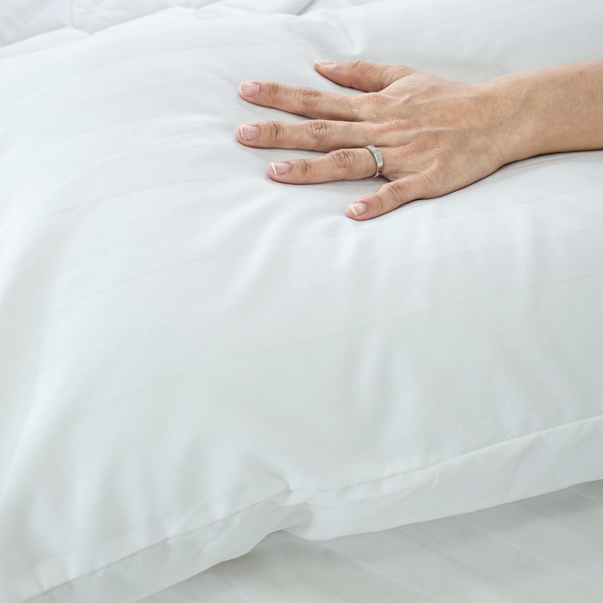 Cách Chọn Gối Khách Sạn Theo Hạng Sao: Ruột Gối, Vỏ Gối Và Số Lượng Mỗi Giường 8 Áo gối khách sạn trắng sọc chống nhăn